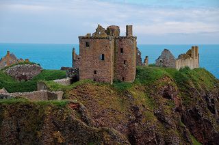 В каждый период истории Шотландии что-то было связано с этим замком.  Первые упоминания о поселении на месте замка датируются бронзовым веком, а уже в 7 веке нашей эры на этом утесе были пиктские укрепления. Отсюда и название – «Дан» что на языке пиктов означает укрепление.