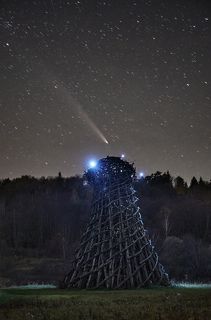 Маяк в Никола-Ленивце под кометой Цзыцзиньшань-Атлас