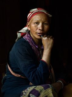 Домотканные изделия из конопли красятся соком индиго, поэтому у многих женщин можно увидеть въевшуюся в кожу рук краску