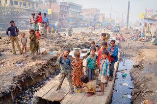 Бихар - один из самых бедных штатов Индии. Патна - столица штата - огромный милионный город с кучами мусора и кварталами трущоб прямо в центре города. Дома из битого кирпича, брезента, тряпок и картонных коробок протянулись на километры. Здесь тоже живут люди, здесь особый мир со своими радостями, своим проблемами, страданием и надеждами.. В Патне не часто бывают туристы, и уж тем более здесь, в трущобах. Кто-то смотрел с любопытством, кто-то со злобой , кто-то с удивлением.. Некоторые приглашали в гости, другие бросали камни и обливали водой, видя во мне непрошеного чужака с фотоаппаратом, пришельца из \