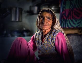 Редкие люди излучают так много тепла и доброты, как эта бабушка, встреченная нами в одной горной деревушке в штате Химачал-Прадеш (Северная Индия). Мы были приглашены в домик с очень простым убранством, но в котором, как мне показалось, жили мир, спокойная мудрость и понимание человеческого счастья.