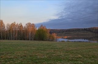 Сквозь облака прорвался первый свет