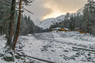 01 На берегу Баксана. На заднем плане – склоны Азау