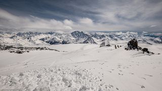 01 Над «Приютом 11» (на месте, где стоял исторический приют, справа, видны колонны фундамента)