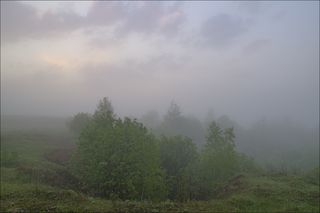 Над туманом показалось небо раскрашенное восходом