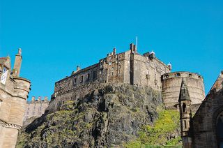Город возник как поселение вокруг замка, возвышающегося на отвесной 133-метровой базальтовой скале, бывшей когда-то вулканом. В V в. пикты, коренные жители Шотландии, возвели на этой скале укрепления, которыми через два столетия завладели саксы.