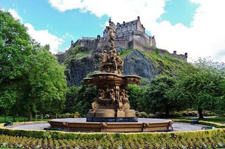 До XI в. город входил в состав могущественного англосаксонского королевства Нортумбрия. Первоначально он назывался Данэдин. что по-кельтски означает «крепость, стоящая на склонах гряды», затем — Эдвинсбург (по имени нортумбрийского короля Эдвина) и лишь в последствии — Эдинбург. Эдинбург начал быстро расти и развиваться в XII в. — когда Давид I перевел королевский двор из Данфермлина в Эдинбургский замок и построил в окрестностях церковь Святого Распятия, — а после возникновения в XIII в. Парламента Шотландии за Эдинбургом окончательно закрепился статус столицы.