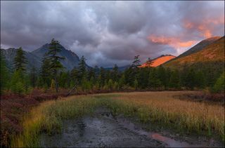 Сквозь плотные облака пробился луч восхода.