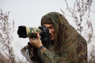 Фото-охота - это выслеживание, тропление, скрадывание и съёмка диких  животных в естественных условиях их обитания. То есть та же охота - но вместо ружья - фотоаппарат. Основное отличие в том что фото-охотнику приходится стрелять бесшумно и долго.