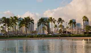 Гонолулу - столица и самый большой город штата Гавайи (Hawaii). Десятый по величине город США; на языке аборигенов его название означает \'защищенная гавань\'