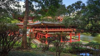 3. Буддийский храм Бёдо-ин расположен в долине храмов , на безветренной стороне острова у подножья горы Ko\'olau.