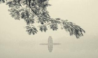 Черепаха башня на фоне озера Хоанкием
Черепаха Tower (Thap Rua), стоящий на небольшом острове недалеко от центра озера связано с легендой.