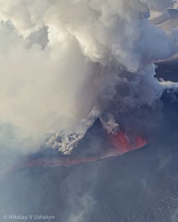 В кратере вулкана непрерывно фонтанируеи лава, грохотом и взрывами на высоту около 300 м.