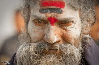 Один раз в 12 лет в небольшом провинциальном индийском городе Аллахабаде (историческое название Праяг), который находится в штате Утар Прадеш, в месте слияния священных рек – Ямуны, Ганга, а также подземной мистической реки Сарасвати, происходит уникальное событие. Его называют Кумбха Мела, или Маха Кумбх, что  переводится с санскрита, как \'\'Праздник кувшинов\'\'.  В наши дни  - это самый большой религиозный фестиваль на планете, собирающий в одном месте десятки миллионов людей.