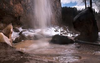 Грот , позволяющий обойти водопад  - совершенно потрясное зрелище !