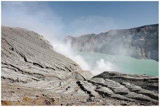 Индонезия, Восточная Ява. На высоте 2386 метров над уровнем моря в кратере действующего вулкана Кава Иджен располагается озеро с серной кислотой. Глубина которого составляет 212 метров, а диаметр более километра.