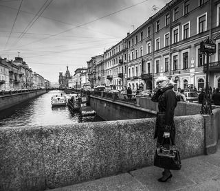 waiting on the Griboyedov Canal...