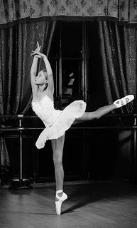 Юная балерина на репетиции