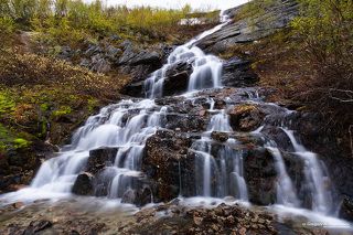 Стометровый каскад водопадов на ручье в верховьях Тульйока.