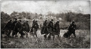 Участники военно-исторической реконструкции сражения времен Великой Отечественной войны между частями Красной Армии и Вермахта в районе Южного фаса Курской дуги начала лета 1943 года.