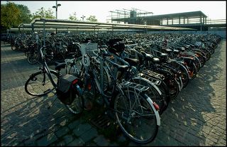 Велосипеды, велосипеды... 
Стоянка двухколесных у городского вокзала.