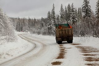 Используя НАНО технологии и спец. машины: грузовик и две лопаты, в этом году встретили как обычно внезапно начавшуюся зиму, правда пока снег не выпал было топливо для грейдеров которые могли чистить дорогу, а как он выпал то топливозаправщик \