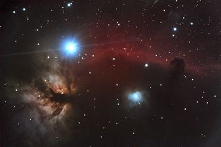ТАМ ГДЕ СВЕТИТ АЛЬНИТАК

Альнитак - это гигантская бело-голубая звезда из пояса Ориона. На самом деле это система из трёх звёзд, главный компонент размером превышает наше Солнце в 20 раз. Внизу, под этой звездой видна пылевая туманность Пламя. на самом деле туманность Пламя не горит. Характерный красноватый цвет туманности, известной также как NGC 2024, объясняется свечением атомов водорода на краю гигантского комплекса молекулярных облаков в Орионе, удаленного от нас примерно на 1500 световых лет. Атомы водорода ионизуются, то есть лишаются своих электронов, а при рекомбинации атомов и электронов возникает свечение. Но что же ионизует атомы водорода? На этом виде крупным планом на фоне свечения водорода хорошо видна темная полоса поглощающей свет межзвездной пыли, которая не позволяет оптическим телескопам увидеть настоящий источник энергии туманности Пламя. За темной полосой находится скопление горячих молодых звезд, которое можно увидеть сквозь поглощающую свет пыль только в инфракрасном диапазоне. Молодая, массивная звезда в этом скоплении - наиболее вероятный источник мощного ультрафиолетового излучения, которое ионизует водород в туманности Пламя. Справа от звезды Альнитак видно протяжённое водородное облако, на фоне которого возвышается тёмная туманность Конская Голова.Внутри этого облака происходит процесс рождения новых звёзд, которые через миллионы лет смогут рассеять это облако по близлежащему пространству. Внизу находится отражательная туманность,это межзвёздная пыль,которая освещается молодой голубой звездой. Свет этой звезды и придал этой туманности её голубоватый оттенок. Снято 8 марта 2013 года на кэнон 50д через телескоп СТФ Мираж-8 с редьюсером 0,58. Суммарная выдержка составила 105 минут.
