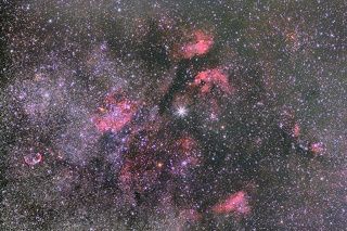 В СЕРДЦЕ ЛЕБЕДЯ

Созвездие Лебедя раскинулось вдоль полосы Млечного Пути. Центральная его звезда Садр является второй по величине в созвездии. Это сверхгигант, до него 750 световых лет.На снимке эта звезда в центре. Яркая водородная туманность,разделённая тёмным пылевым облаком, сверху над звездой это IC-1318,другое её имя \