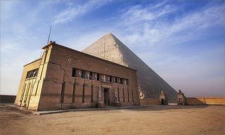 Необычный вид открывается на Великую Пирамиду, пройдя во дворик летней резиденции султанов Египта...