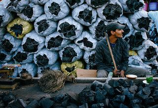 Продавец угля в Касабланке

Почти вся готовка в Марокко стоит на таком угле.