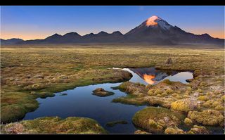 последние лучи солнца освещают вулкан Сахама-доминантный вулкан Боливийского Альтиплано....
