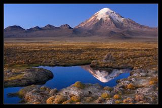 Вулкан Сахама,6542 м, самый высокий вулкан в Боливии, расположен на границе северного региона Чили, на стыке с Национальным Парком Лаука, входящим в наследие Юнеско.
Местность невероятно красивая-три вулкана гиганта возвышаются над Альтиплано- Сахама, Паринакота и Померапэ.