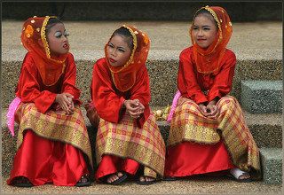 Малазийские юные танцовщицы...