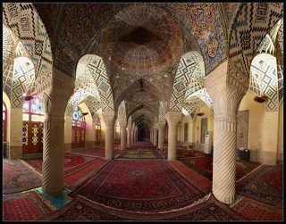 Цветная мозаичная мечеть в Ширазе.