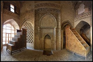 Исфахан, один из залов Пятничной Мечети , на двери-суры корана, им что-то очень много лет(не помню, но очень почитаемое место)