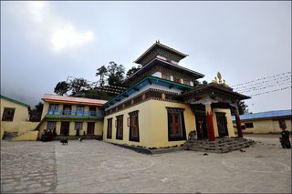 Сам храм расположен приблизительно на высоте 3300 метров. Постоянно там живут монахи и дети которые ходят в школу при монастыре