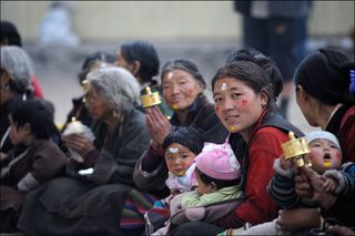 Типичные представители приграничной с Китаем территории - Тибетцы. Должен добавить что люди они очень простые, открытые и улыбчивые.