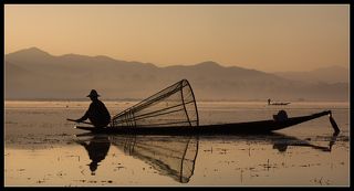Нигде в мире невозможно больше увидеть такую странную рыбную ловлю,как на озере Инле,в предгорьях Шанских гор,Бирмы.