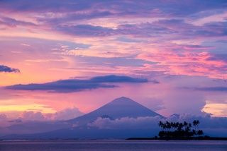 Остров Бали, вид с западной точки острова Ломбок. Индонезия