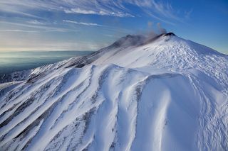 Этна - 3346 метров. 
Действующий вулкан Этна - самая большая природная достопримечательность Сицилии.