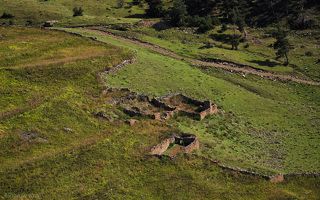 Стены из древних замшелых камней создают границу для пасущегося скота, чётко разграничивая склоны на пастбища и наделы.