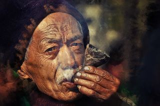 Курение по-непальски. Чиллум (чилом) - небольшая деревянная трубка со специально обточенным камнем внутри, который не дает смеси из табака с гашишем или коноплей попасть в рот.