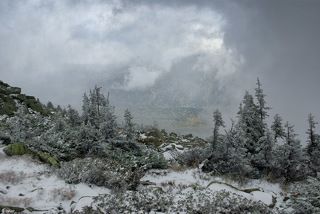 Поднялись как не странно в зиму. Видимость была нулевая и лишь изредка облака разрывались, показывая где мы...