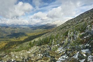Ближе к полудню совсем распогодилось, выглянуло солнышко и вся белая красота стала стремительно таять. Зато появилась желтая красота.... Пообедали , а вернее позавтракали, и пошли спускаться ...
