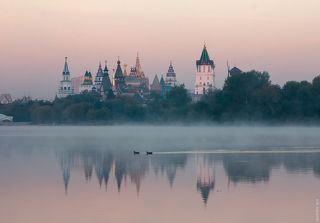 Измайловский кремль ранним утром на берегу Серебрянно-Виноградном пруду