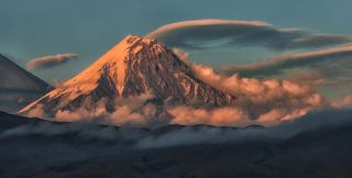 Вулкан Камень. Потухший вулкан, при высоте — 4585 м над уровнем моря, он является вторым по высоте вулканом на Камчатке. Время последнего извержения неизвестно.