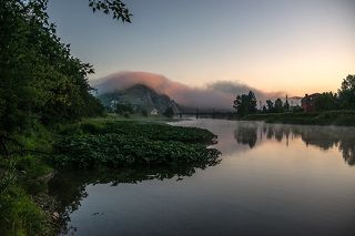 Южный Урал, раннее утро, туман наползающий с реки переваливает через гору