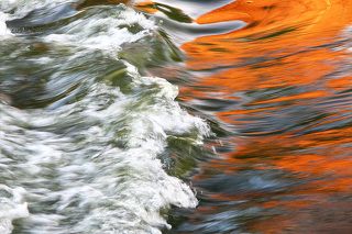 Фрагмент реки, снятый на длинной выдержке. Красный цвет воды - отражение от стоящей на берегу кирпичной мельницы, подсвеченной закатным солнцем.
