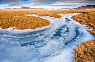 Октябрь, Алтай. Замерзшая река Кан прорезает Канскую степь