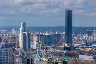 Вид на Екатеринбург с одного из самых высоких вооружений в городе - радио-релейной башни.